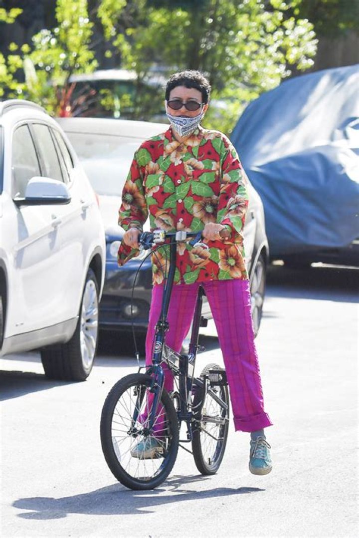 Alia Shawkat, 31, Brad Pitt’s Good Friend, Bikes In Her Own Unique Style & Protective Gear
