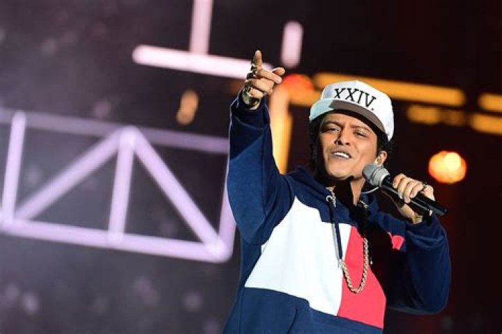 Bruno Mars Nails Epic Performance Of ’24K Magic’ At 2016 American Music Awards