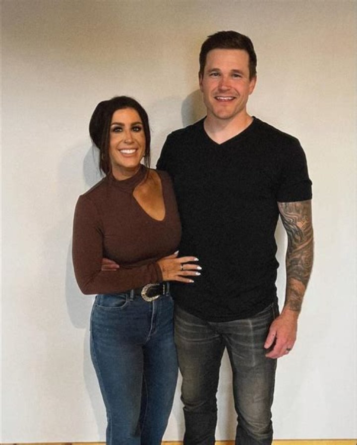 Chelsea Houska’s Husband Cole DeBoer Shows Off Buff Torso As Strips Down In Slow Mo — Watch
