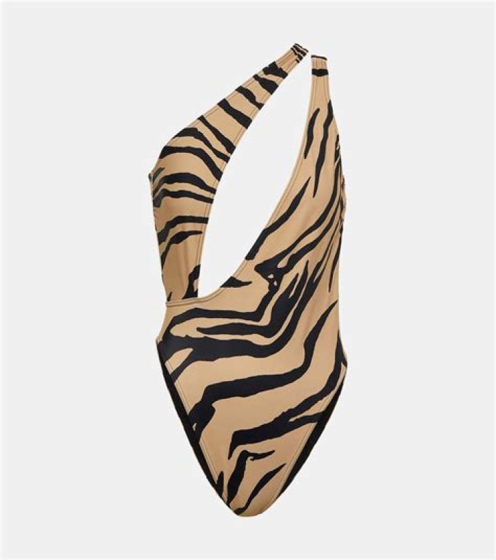 Ciara Goes Makeup-Free & Slays In Plunging Zebra-Print Swimsuit — Photo