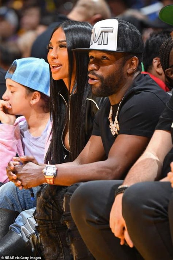 Floyd Mayweather & GF Sit Courtside At Lakers Game On Date Night – Hollywood Life