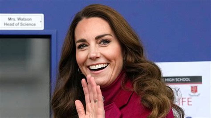 Kate Middleton Plays Piano For ‘Royal Carols’ Performance – Hollywood Life