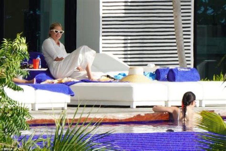 Kate Upton Rocks Blue Bikini While In St. Barts: Photos – Hollywood Life