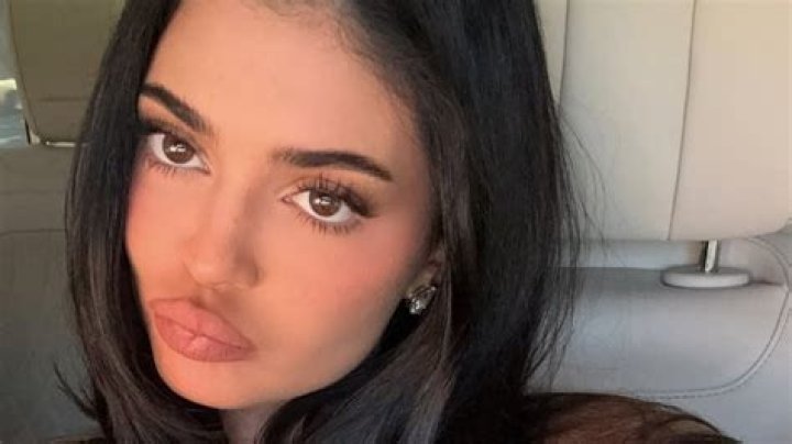 Kylie Jenner Takes Selfie With Tween Fan She Shoved Past At Nightclub Two Nights Before