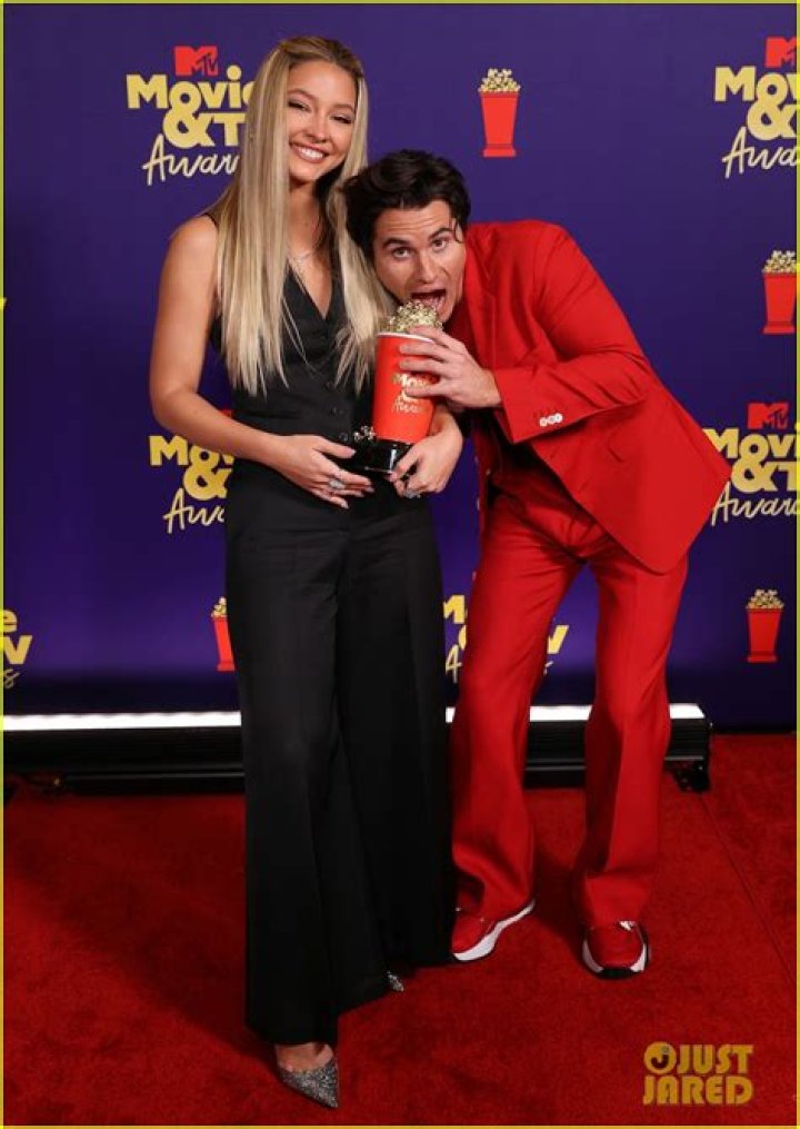 Madelyn Cline & Chase Stokes Kiss At 2021 MTV Movie & TV Awards – Hollywood Life