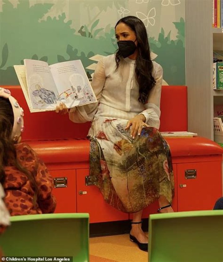 Meghan Markle Reads Books for Kids at Children’s Hospital: Photos