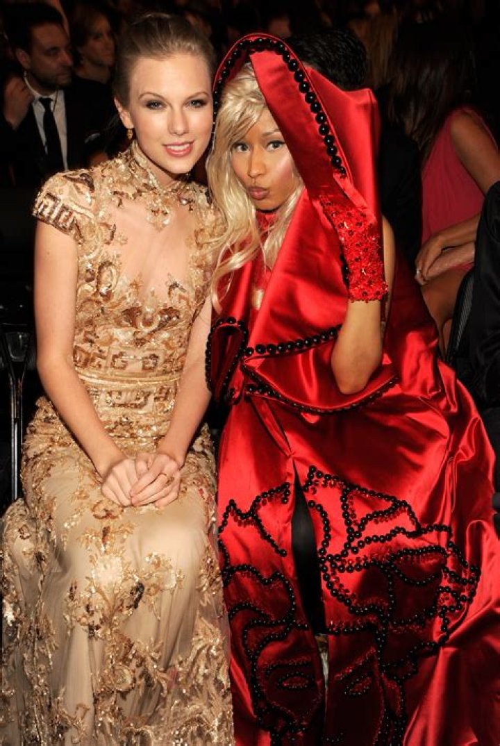Nicki Minaj Praises Taylor Swift and Her Fans in New Tweets – Hollywood Life