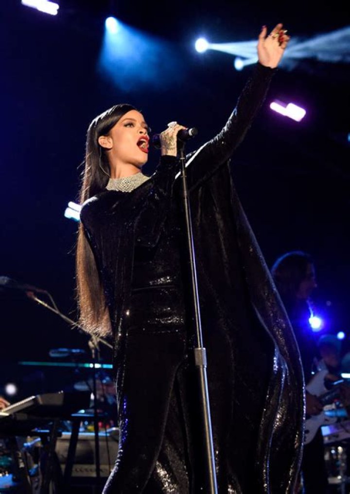 Rihanna’s ‘Concert For Valor’ Performance Outfit — Covers Up In Sequin Outfit – Hollywood Life