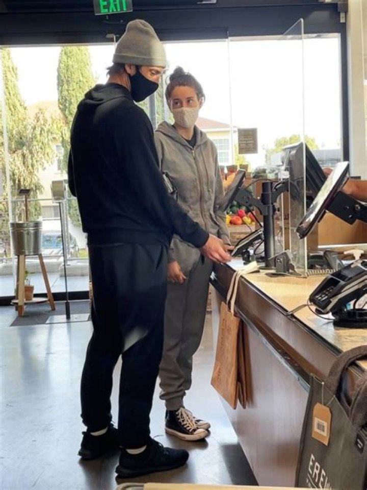 Shailene Woodley & Aaron Rodgers Go Grocery Shopping: Photos – Hollywood Life
