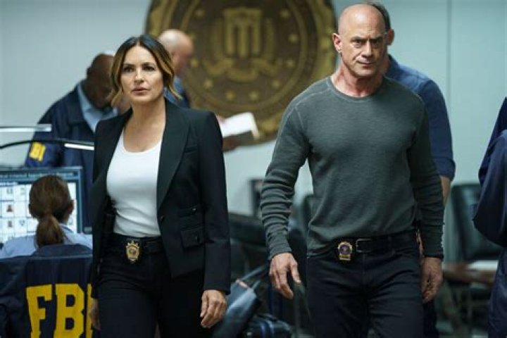 SVU’s Benson & Stabler Reunite In Crossover Promo – Hollywood Life