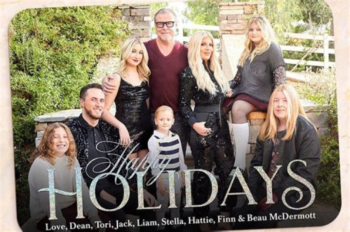 Tori Spelling & 5 Kids Pose For Christmas Card Without Dean McDermott – Hollywood Life